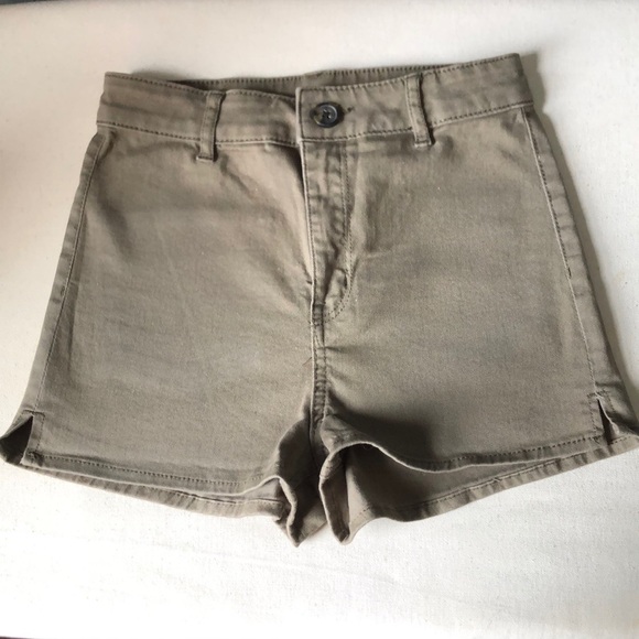 H&M Green Solid High Waist Shorts - Picture 2 of 4